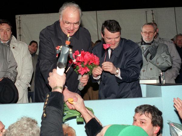 Bundeskanzler Helmut Kohl (M) während seines Wahlkampfauftrittes am 01.03.1990 in Karl-Marx-Stadt. Rechts im Bild Wolfgang Schnur vom Demokratischen Aufbruch (DA), im Hintergrund rechts Lothar de Maiziere (DDR-CDU), links Peter-Michael Diestel (DSU). 