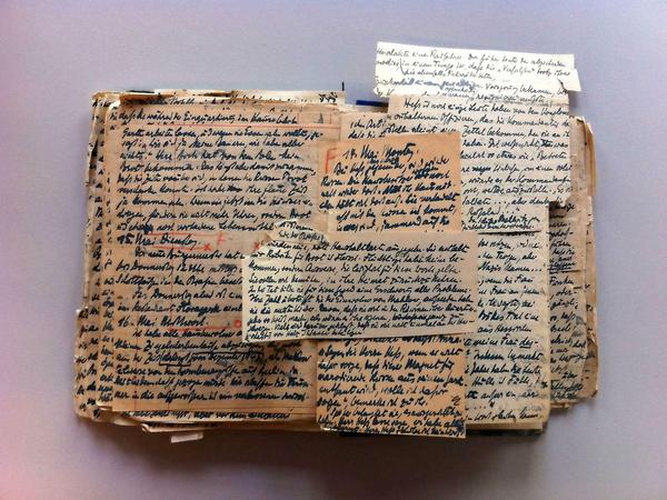 Zettelwerk. Vom 21. April bis 10. Juni 1945 führte der Schriftsteller Erik Reger Tagebuch. Seine Notizen ergänzte er mit eingeklebten Einschüben, die Einschubstellen markierte er jeweils mit einem roten "F". 