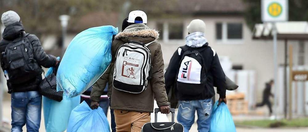 Um sich anzumelden, müssen Flüchtlinge manchmal Tage warten. Der Berliner Flüchtlingsrat hat die Zustände mehrfach als menschenunwürdig kritisiert.