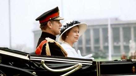 Königin Elizabeth II. und Prinz Philip fahren am 24.05.1978 über das Maifeld am Olympiastadion. Im Juni kommt die Queen zum vierten Staatsbesuch nach Berlin. 