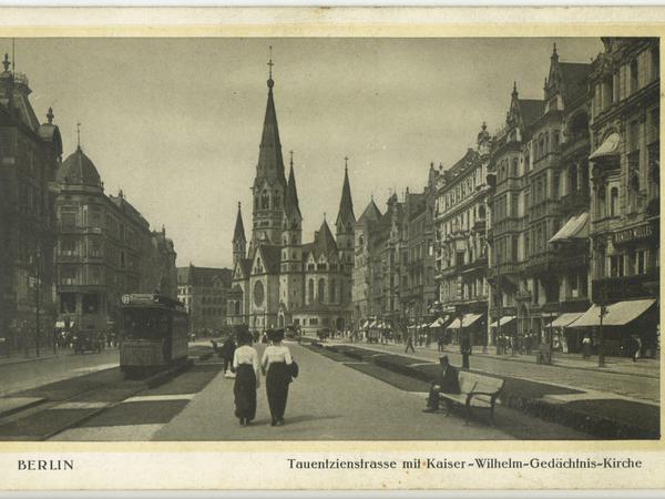 Eleganz am Tauentzien. Die Postkarte von 1930 zeigt den Boulevard mit der Kaiser-Wilhelm-Gedächtniskirche.