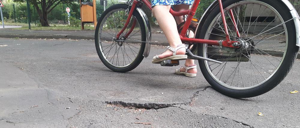 Ein Kind mit Fahrrad auf einer Berliner Straße (Symbolfoto)