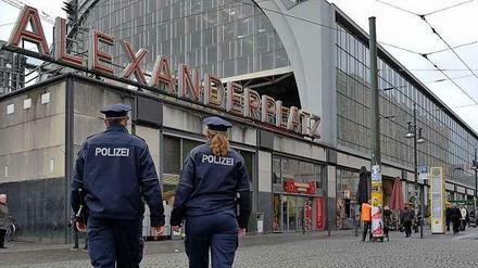 Kräfte der Berliner Polizei am Alexanderplatz. 