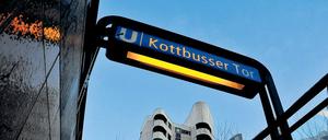 Der Eingang zur U-Bahn am Kottbusser Tor in Berlin Kreuzberg.