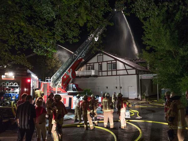 Einsatzkräfte der Feuerwehr löschen ein Feuer im Restaurant Neu-Helgoland.