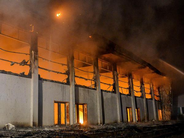 Lichterloh in Flammen: Die Feuerwehr konnte eine als Flüchtlingsunterkunft vorgesehene Sporthalle in Nauen nur noch kontrolliert abbrennen lassen.