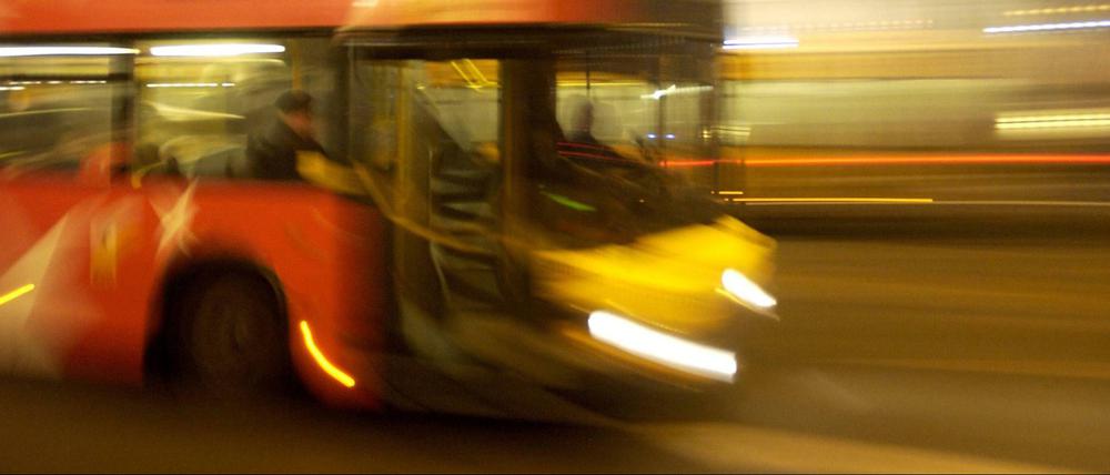Ein BVG-Bus in der Nacht (Symbolbild).