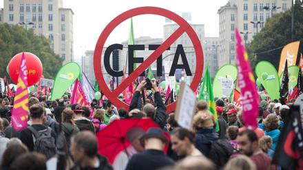 Tausende Menschen nehmen an der Demonstration gegen die Handelsabkommen Ceta und TTIP in Berlin teil.
