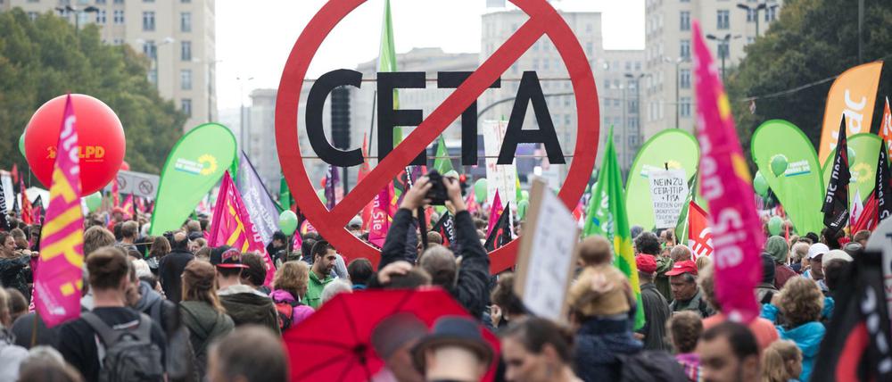 Tausende Menschen nehmen an der Demonstration gegen die Handelsabkommen Ceta und TTIP in Berlin teil.