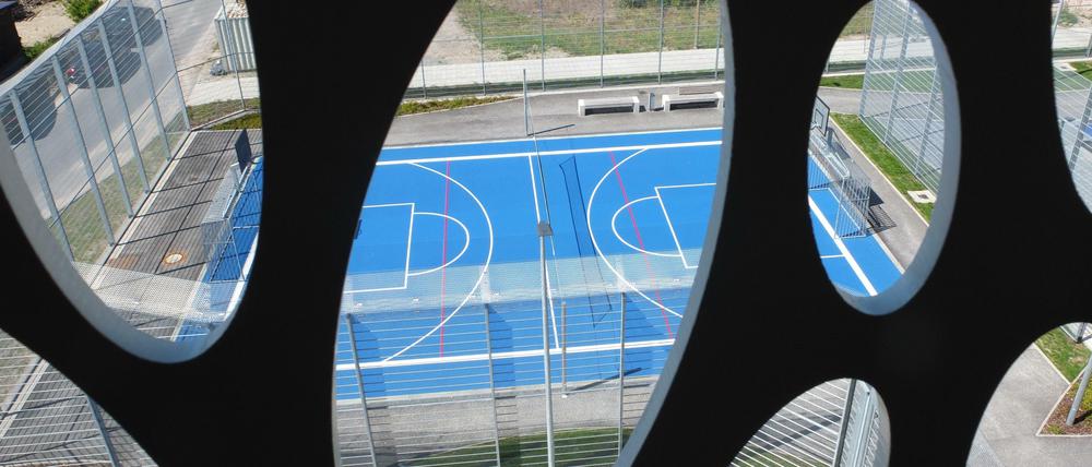 Blick aus einer Zelle auf den neuen Sportplatz.