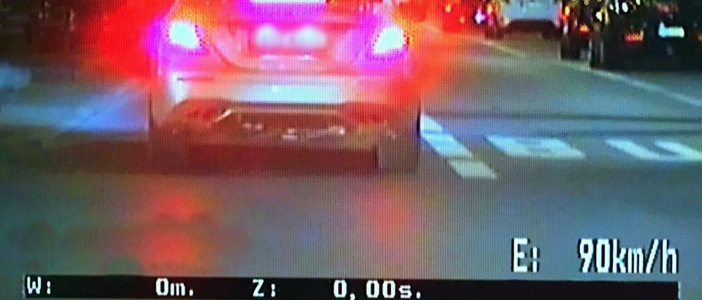 Tempo 90 auf dem Kudamm: Die vorerst letzte Fahrt dieses Mercedes-Besitzers. Auto und Führerschein kassierte die Polizei.
