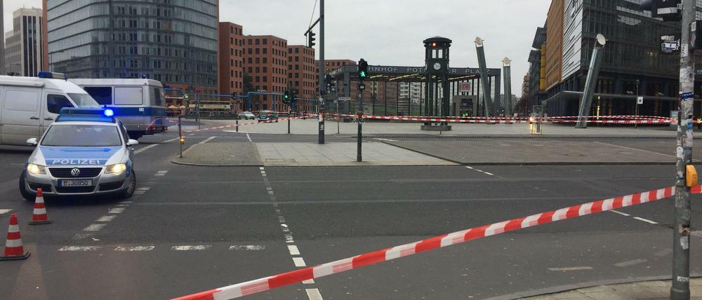 Der Potsdamer Platz ist abgeriegelt. Der weiße Kastenwagen links gehört den Entschärfern der Polizei.