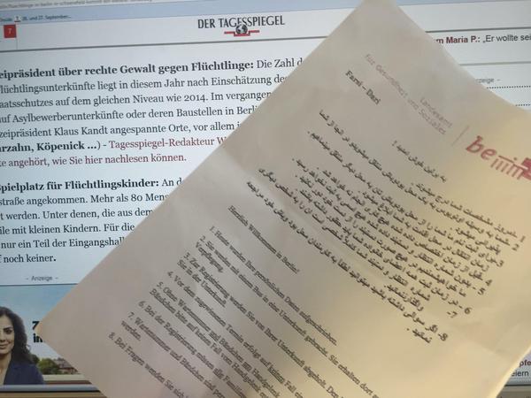 Willkommen in Berlin! Diese Zettel werden Flüchtlingen in die Hand gedrückt.