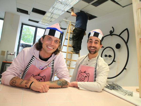 Jakob Haupt (links) und David Roth, die Blogger von „Dandy Diary“, waren einige Tage vor der Eröffnung ihres veganen Fastfood-Restaurants noch gutgelaunt.