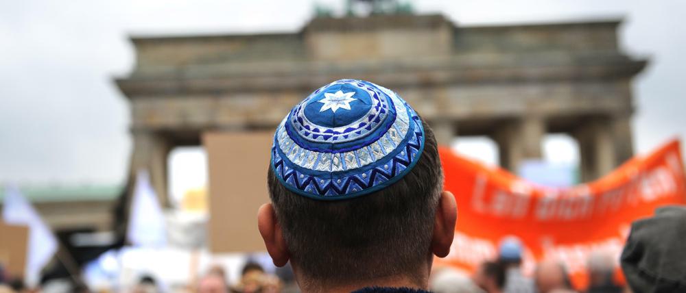 Die Zahl antisemitischer und rassistischer Angriffe in Berlin ist im vergangenen Jahr stark gestiegen.