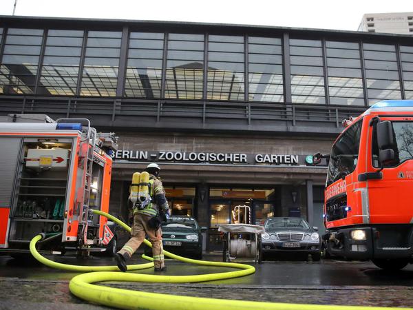 Die Feuerwehr war mit 80 Personen im Einsatz, um den Brand beim Bahnhof Zoo unter Kontrolle zu bringen.