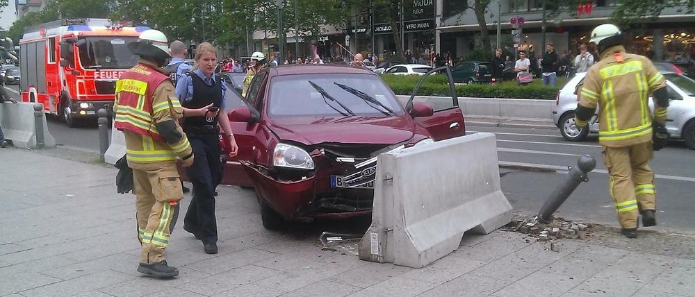 Der Mittelklassewagen verschob die Betonbarriere am Breitscheidplatz deutlich. 