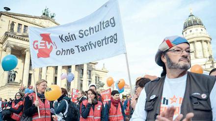 Mit Luftballons und Pfeifen. Am Montag streikten über 2000 angestellte Lehrer in Berlin. Auf dem Gendarmenmarkt versammelten sie sich zu einer Kundgebung. 