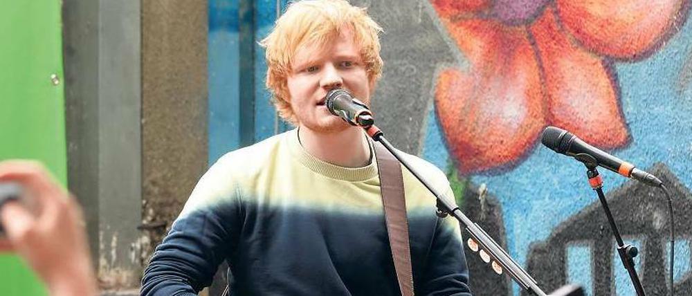 Singt mit mir! Ed Sheeran tritt am John Lennon Gymnasium auf.