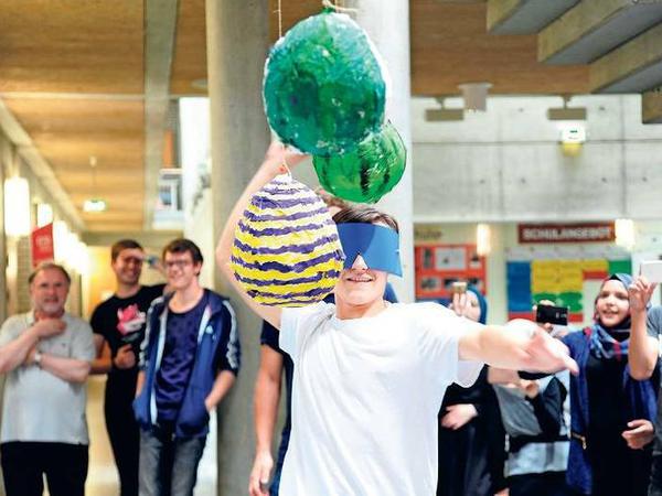 Wie Topfschlagen in der Luft: Beim Barnim-Sommercamp für die Willkommenschüler brachte die mittelamerikanische Tradition der Pappmaché-Piñatas Spaß und Bewegung.