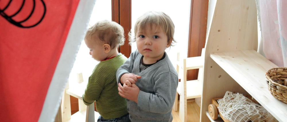 Zwei Kinder in einer Berliner Kita. In vielen Einrichtungen fehlen Erzieherinnen und Erzieher.