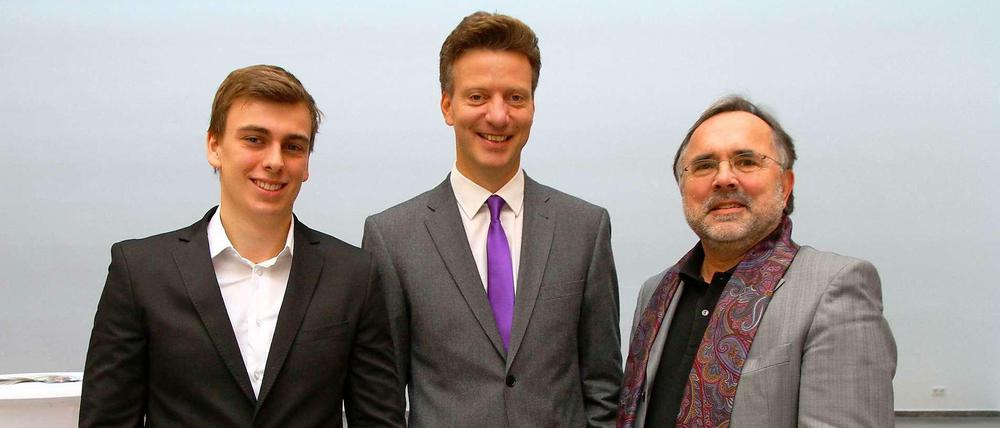 Lehrer Robert Rauh (Mitte) neben seinem ehemaligen Schüler Dustin Stadtkewitz (li.) und  seinem Schulleiter Detlef Schmidt-Ihnen (re.).