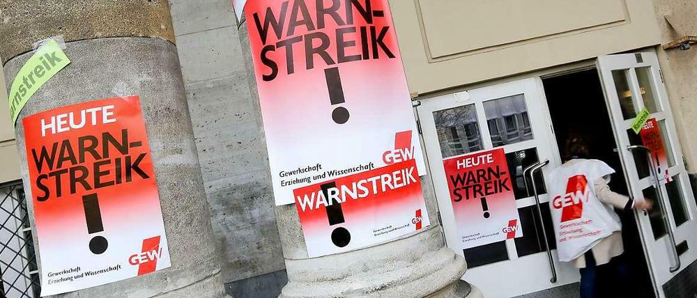 Am Dienstag treten Berlins angestellte Lehrer erneut in einen Warnstreik.