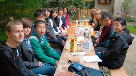 Japanische und deutsche Schüler treffen sich in Kreuzberg.