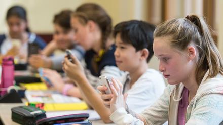 Smartphones und Handynachrichten gehören zum Alltag von Schülerinnen und Schülern.