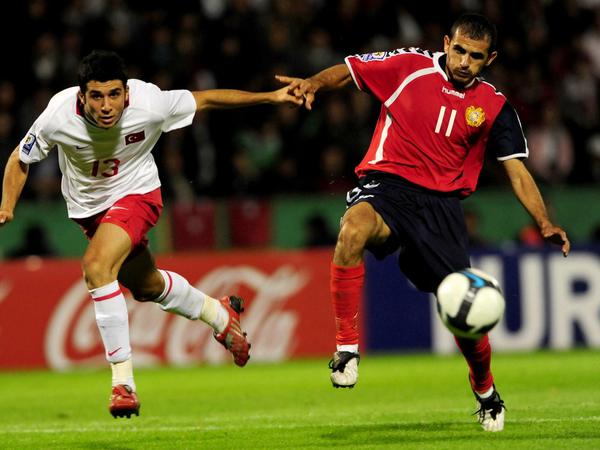Türkei gegen Armenien. WM-Qualifikationsspiel 2009. Ismail Koybasi (links) kämpft mit dem armenischen Spieler Arman Karamyan um das Ball.