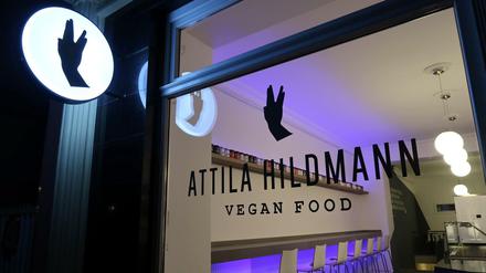 Anfang Mai hat Attila Hildmann seine erste Snackbar in der Schillerstraße eröffnet.