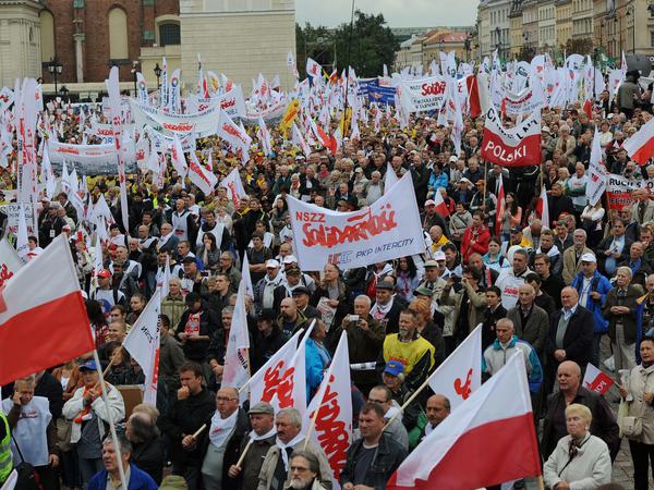 Zehntausende Polen protestieren 2013 gegen die Reformen des Arbeitsrechts und die Einführung der Müllverträge.