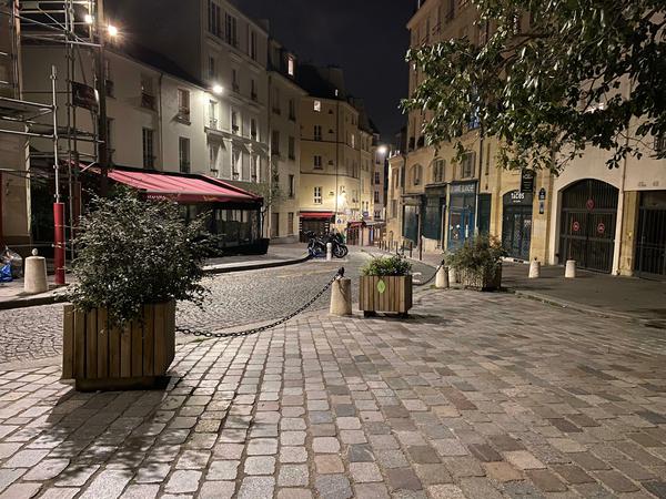 So leer ist es nur selten auf den Straßen von Paris.
