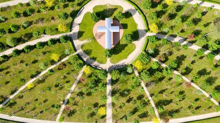 Das Kreuz mit der Religion. Der Luthergarten in Wittenberg.