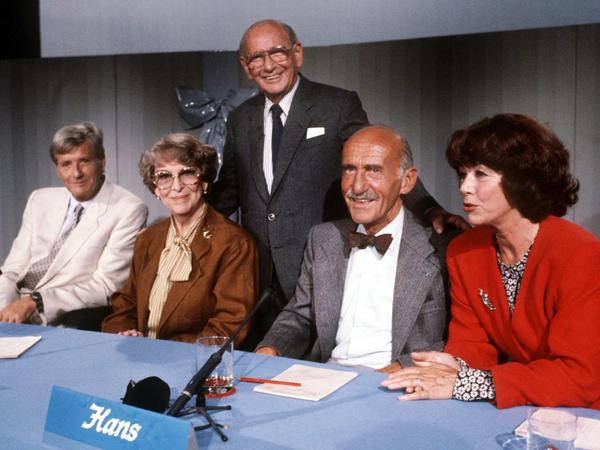 Quizmaster Robert Lembke (stehend) mit seinem Rateteam (l-r) von "Was bin ich?": Guido Baumann, Annette von Arentin, Hans Sachs und Marianne Koch 1988. 