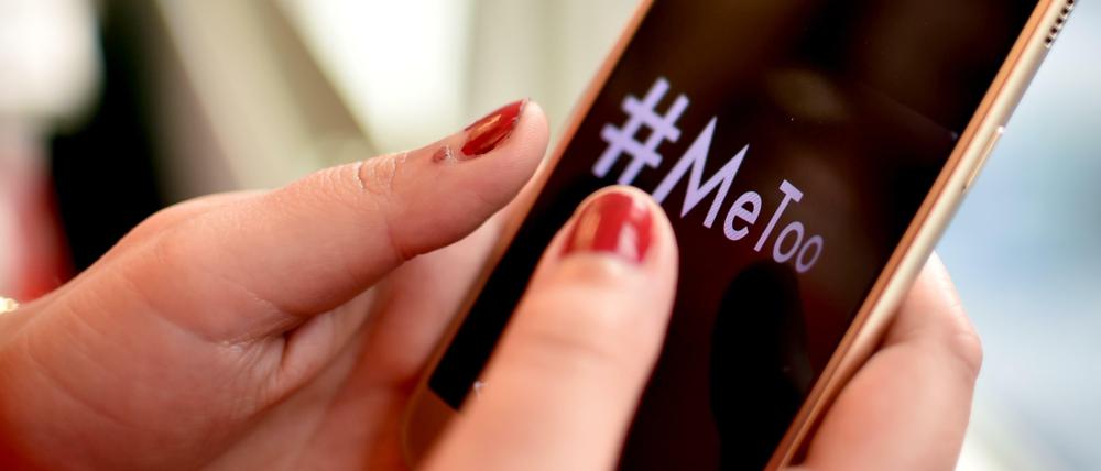 Eine junge Frau hält ein Smartphone mit dem Hashtag «#MeToo» in der Hand (gestellte Aufnahme). 