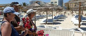 Geschockt und ungläubig. Touristen am Tatort des blutigen Geschehens am Strand von Sousse.