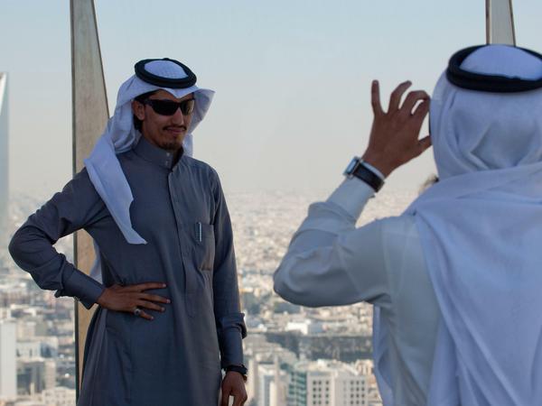 Luxus. Ein saudischer Tourist vor der Skyline Riads. Die Verschwendungssucht im Königreich erregt den Unmut religiöser Eiferer.