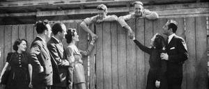 Besuch aus der Heimat. Das Foto zeigt Edith Piaf, zweite von rechts im Gespräch mit zwei gefangenen Franzosen, die auf einer Berliner Baustelle arbeiten. Es entstand wahrscheinlich 1943. 