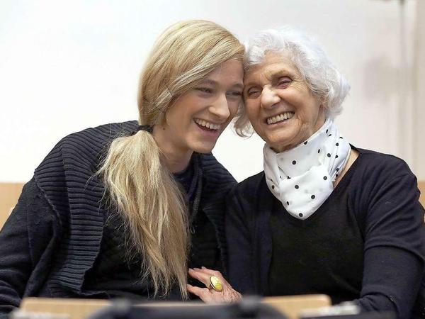 Die Auschwitz-Überlebende Eva Pusztai-Fahidi und ihre Enkelin Luca Hartai im Gerichtssaal in Lüneburg.