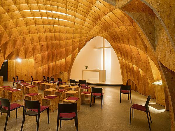 Ein warmes Gewölbe: Die Autobahnkirche Siegerland von innen