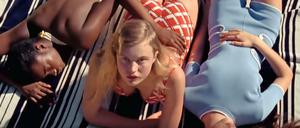 Traum in Pastell. Für einen Modefilm des Labels Miu Miu räkeln sich Models am Pool