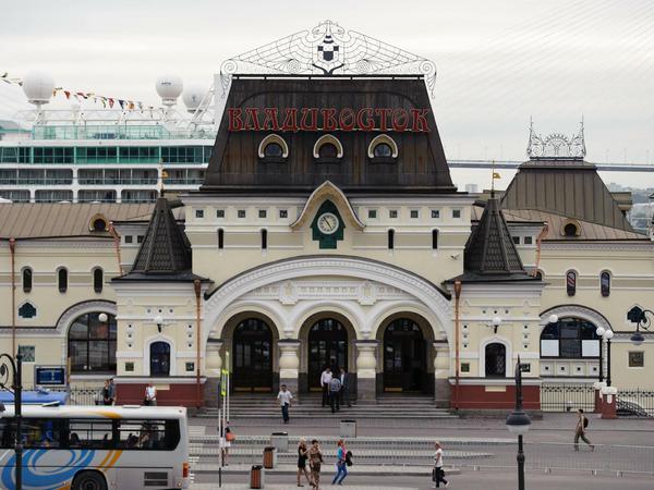Wilkommen in Wladiwostock. Der Hauptbahnhof ist östlicher Endpunkt der Transsibirischen Eisenbahn. 