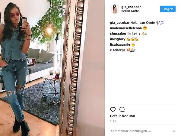 Selfies vor dem Spiegel für die Fans auf Instagram