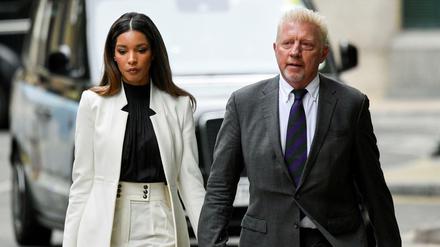 Boris Becker mit Partnerin Lilian de Carvalho Monteiro auf dem Weg zum Southwark Crown Court, wo heute sein Strafmaß verkündet wird. 