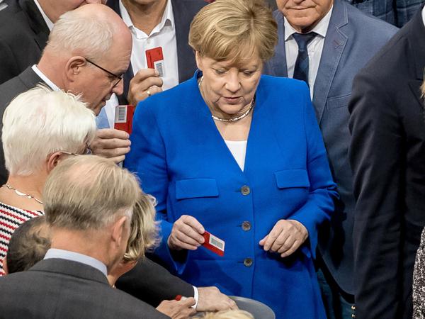 Bundeskanzlerin Angela Merkel zückt die rote Karte. Sie stimmt gegen die "Ehe für alle".