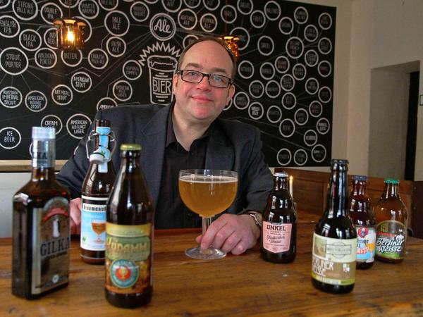 Peter Eichhorn schreibt über Bars und Getränke. Hier: mit verschiedenen Sorten Berliner Weiße im "Hopfenreich".