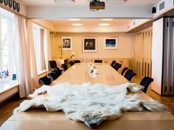 Eisbärenfell drapiert im Konferenzsaal vom Sysselmann.