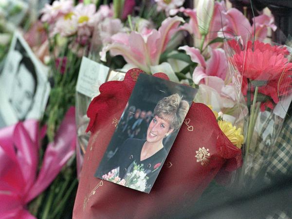 Weltweite Trauer. Nachdem Lady Di gestorben war, legten Menschen tonnenweise Blumen nieder. 