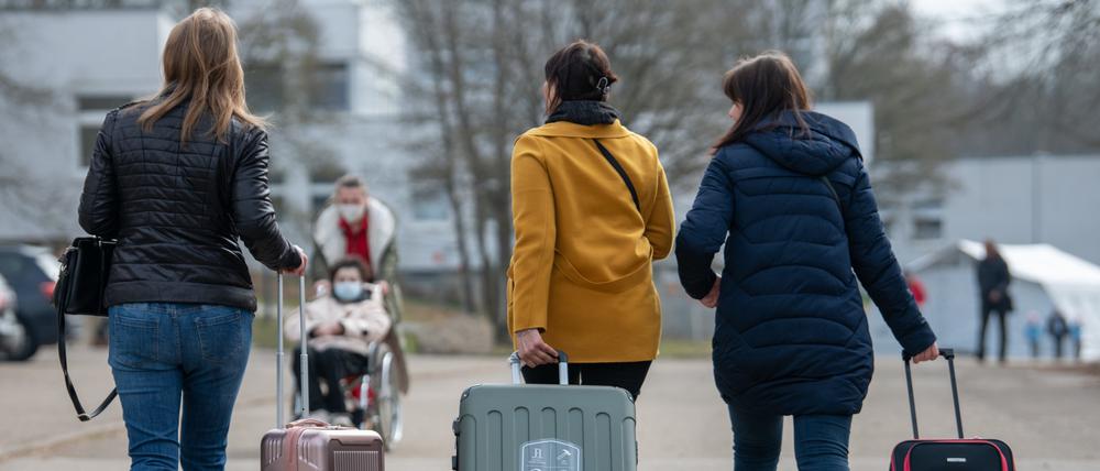 Drei aus der Ukraine stammende Frauen gehen in der baden-württembergischen Landeserstaufnahmestelle für Flüchtlinge zu ihrem Quartier (Symbolbild).